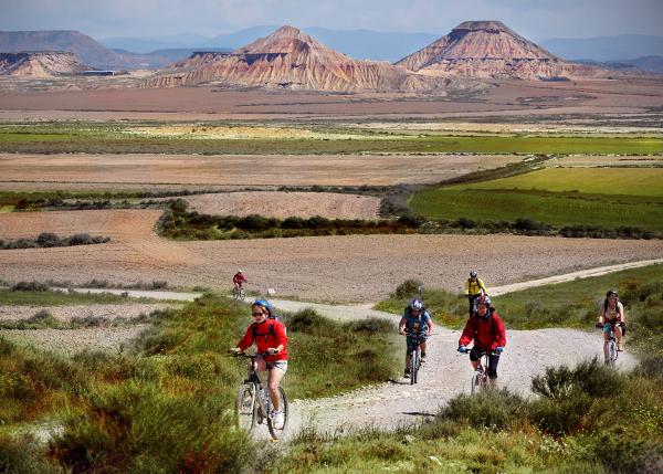 Un grupo practica cicloturismo en Bardenas